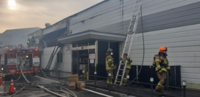 ▲ 26일 오전 6시 40분쯤 청주시 흥덕구 옥산면의 한 축전지 제조업체에서 화재가 발생해 소방당국이 진화작업을 하고 있다.ⓒ충북소방본부