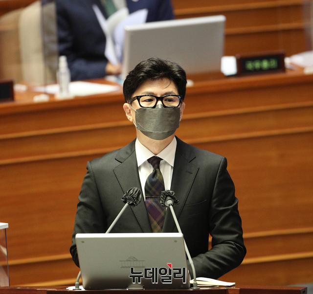 ▲ 한동훈 법무부 장관이 22일 오후 국회 본회의장에서 열린 교육·사회·문화 대정부질문에 출석해 의원들의 질문에 답하고 있다. ⓒ이종현 기자