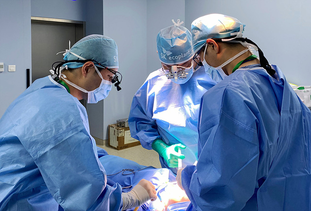 분당서울대학교병원 의료진이 베트남 어린이의 얼굴기형 수술을 진행하고 있다.ⓒSK에코플랜트