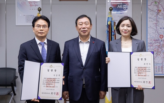 ▲ 최민호 세종시장(가운데)이 26일 청사 집무실에서 세종특별자치경찰위원회 위원장에 나승권 법무법인 ‘이인’ 대표변호사(왼쪽 첫 번째)를, 세종시의회 추천 위원직에는 최린아 법률사무소 ‘혜결’ 대표변호사(왼쪽서 세 번째)로 임명한 뒤 기념촬영을 하고 있다.ⓒ세종시