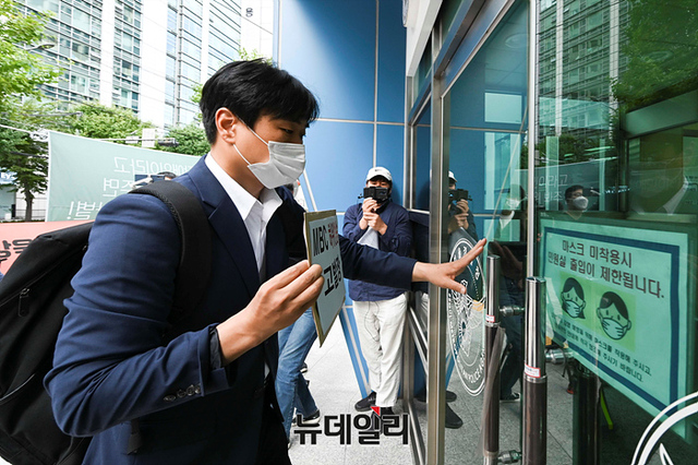 ▲ 이종배 서울시의회 시의원이 26일 오전 서울 오전 종로구 서울경찰청으로 윤석열 대통령의 미국 순방 중 비속어 발언 왜곡 사건과 관련해 박성재 MBC 사장과 관계자들을 허위사실 유포에 의한 명예훼손 및 업무방해 혐의로 고발하며 입장을 밝히고 있다. 

이 의원은 