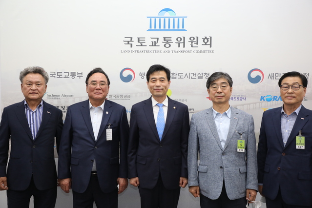(왼쪽 2번째부터) 배조웅 레미콘연합회장/ 김민기 국회 국토위원장ⓒ중소기업중앙회
