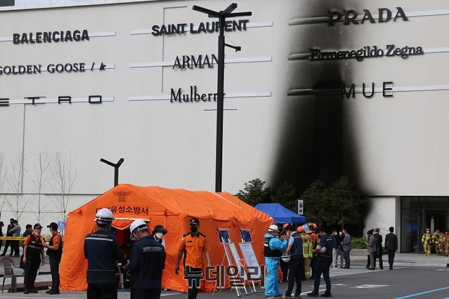 ▲ 26일 오전 대전 현대프리미엄아울렛 지하주차장 화재는 오후 3시 현재 4명 사망, 1명 중상, 실종 3명으로 확인됐다. 화재로 검게 그을린 대전현대아울렛. ⓒ이길표 기자