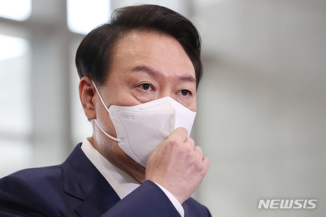 ▲ 윤석열 대통령이 26일 서울 용산 대통령실 청사로 출근하며 취재진 질문에 답변하고 있다. ⓒ뉴시스