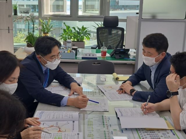 ▲ 김명규 경제부지사는 26일 정부세종청사에서 이윤상 국토교통부 철도국장을 만나 충북의 철도 관련 주요 현안을 설명하고 있다.ⓒ충북도