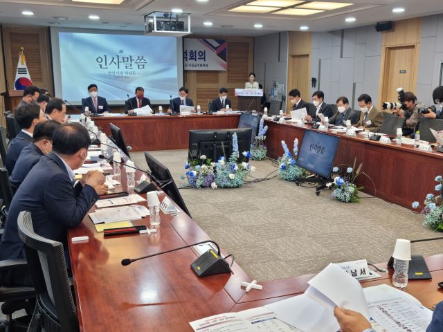 ▲ 중부권 동서횡단철도 건설을 위한 연석회의가 26일 국회의원회관 제1세미나실에서 열렸다.ⓒ청주시