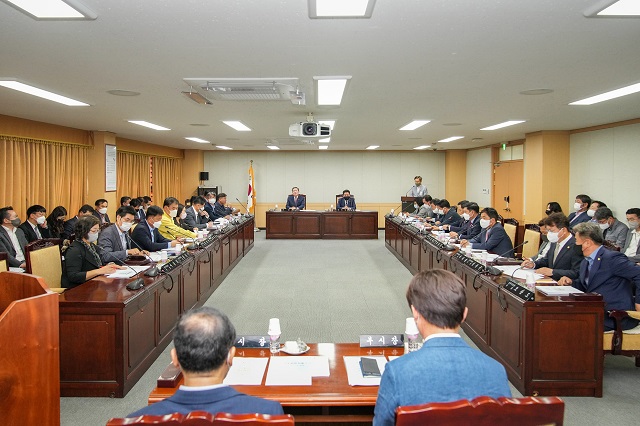 ▲ 경주시의회는 26일 오전 국책사업추진 및 원전특별위원회 간담회와 전체의원 간담회를 개최했다.ⓒ경주시의회