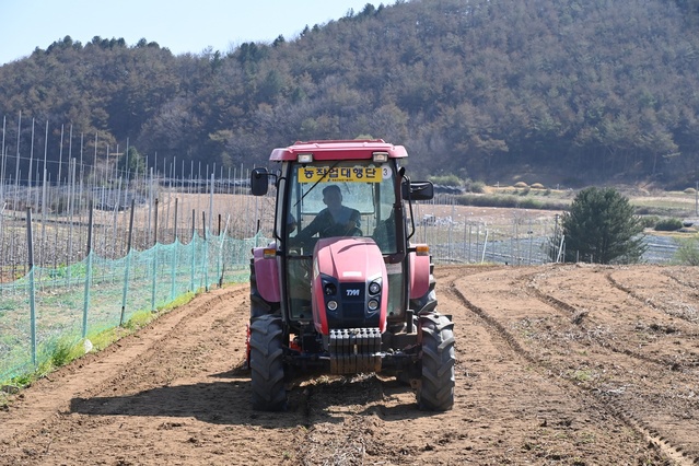 ▲ 청송군(군수 윤경희)은 전국 최초로 8개 읍면 지역농협 전체를 사업대상자로 선정하여 주산지 일관기계화사업 10개소와 농작업대행지원사업 4개소를 운영하며 2019년부터 올해까지 영농기계화를 앞당기는 데 노력하고 있다.ⓒ청송군