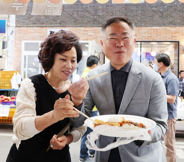 ▲ 김재욱 칠곡군수는 지난 24일 낙동강 대축전 ‘왜관시장 먹거리 장터’ 점검과 홍보를 위해 맛집 투어에 나섰다.ⓒ칠곡군