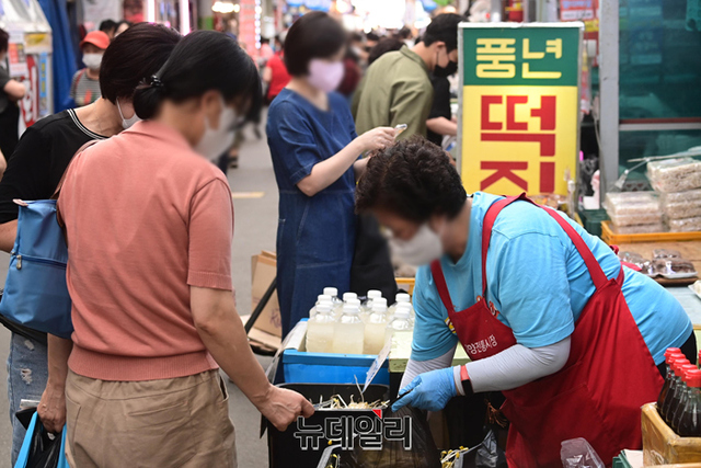 서울 광진구 자양전통시장을 찾은 시민들이 물품을 구입하고 있다.ⓒ뉴데일리DB