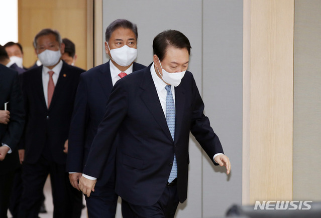 ▲ 윤석열 대통령이 27일 정부세종청사에서 열린 국무회의에 입장하고 있다. ⓒ뉴시스