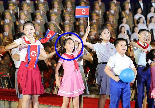 ▲ 일각에서 김정은과 리설주의 큰 딸 김주애로 추정하고 있는 소녀(파란색 원 안). ⓒ연합뉴스. 무단전재 및 재배포 금지.