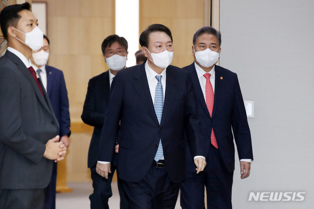 ▲ 윤석열 대통령이 27일 오전 정부세종청사에서 열린 국무회의에 입장하고 있다.ⓒ뉴시스