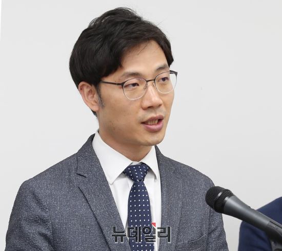 ▲ 민선8기 청주시장직 인수위원회 시청사건립 TF팀(위원장 송태진 충북대 도시공학과 교수)은 27일 본관동 존치에 따른 문제점, 청주병원 이전 해결방안, 시청사건립사업 사업방식 재검토에 대해 운영 결과를 발표하고 있다.ⓒ김동식 기자