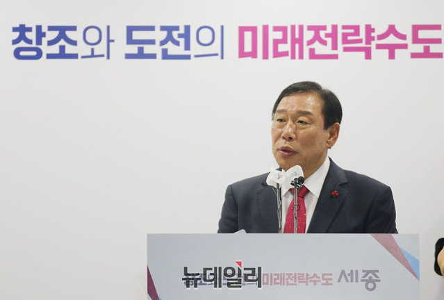 ▲ 최민호 세종시장이 27일 오후 시청 정음실에서 기자간담회를 하고 있다.ⓒ이길표 기자