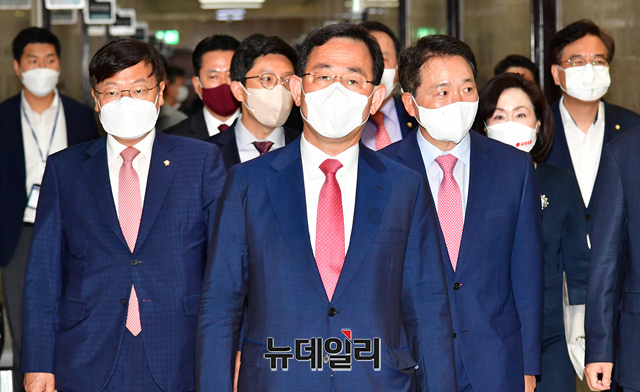 ▲ 주호영 국민의힘 원내대표와 지도부가 26일 국회에서 열린 비상대책위원회의에 참석하기 위해 입장하고 있다.ⓒ이종현 기자