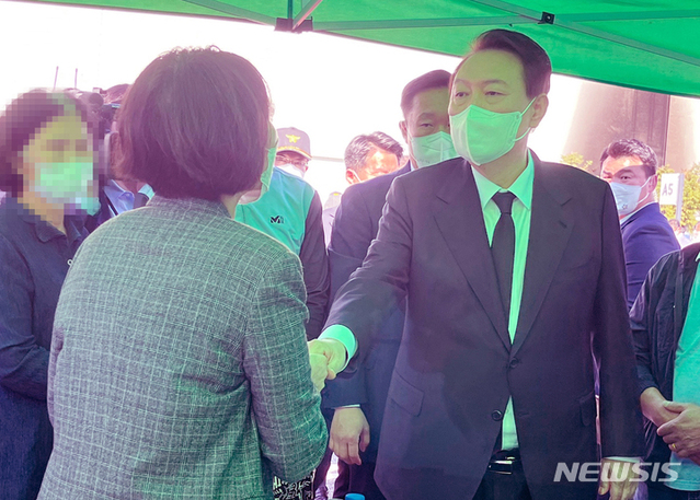 ▲ 윤석열 대통령은 27일 8명의 사상자가 발생한 대전 유성구 현대 프리미엄 아웃렛 화재 현장을 방문해 유가족들에게 애도를 표하고 있다. ⓒ뉴시스