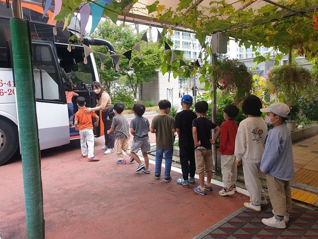 ▲ 학생들이 현장체험학습 차량에 탑승하고 있다.ⓒ세종교육청