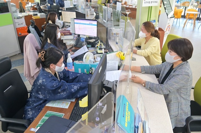 ▲ 공주시청 종합민원실 직원들이 백제문화제를 홍보하기 위해 백제복 입고 근무하고 있다.ⓒ공주시