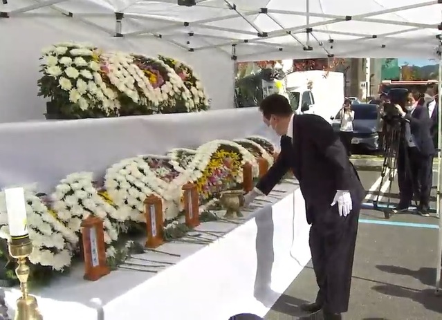 ▲ 윤석열 대통령이 27일 대전시 유성구 현대아울렛 화재 현장에 마련된 희생자 합동분향소에서 헌화하고 있다.ⓒKBS뉴스 캡처