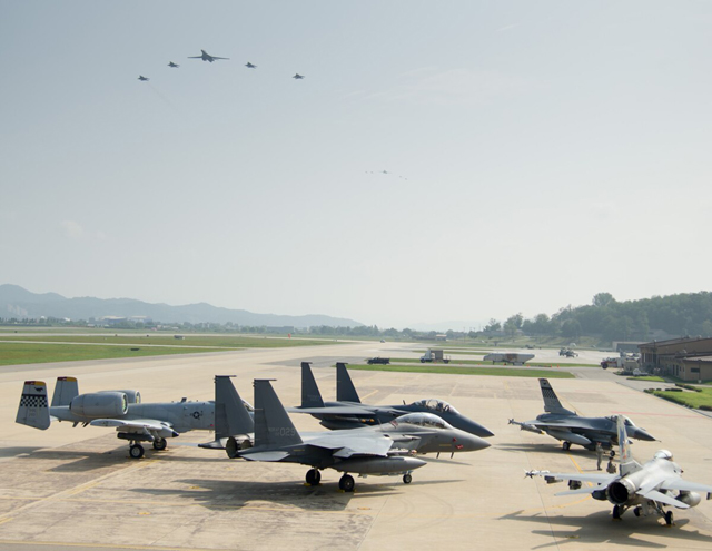 ▲ 2016년 9월 오산 미공군기지 모습. OA-10 워호그, F-16 파이팅 팰콘, F-15K 슬램이글 등이 서 있는 활주로 위를 B-1B 전략폭격기가 비행하고 있다. ⓒ주한미공군 제공