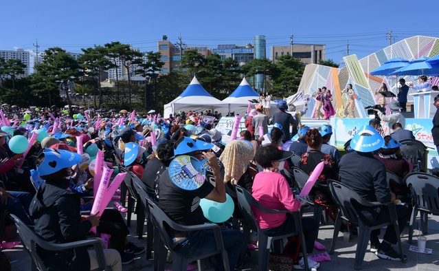 ▲ 국민 최애 프로그램인 ‘KBS 전국노래자랑’이 27일 영천강변공원에서 5000여 명 관람객들의 뜨거운 성원 속에 영천시편 녹화를 마쳤다.ⓒ영천시