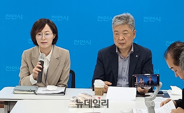 ▲ 10월 9일 개막하는‘2022 빵빵데이 천안’ 대축제와 관련해 이기형 천안시 식품안전과장이 시청 브리핑실에서 행사 개요를 설명하고 있다. 오른쪽은 김종형 농업환경국장.ⓒ김정원 기자