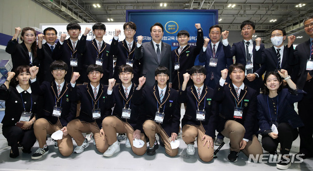 ▲ 윤석열 대통령이 28일 광주 서구 김대중컨벤션센터에서 열린 제8차 비상경제 민생회의에 앞서 인공지능 전시회 '2022 AI TECH+'를 찾아 AI교육 선도학교인 조선대부속고등학교 학생들과 기념촬영하고 있다. ⓒ뉴시스
