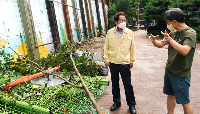 ▲ 조희연(왼쪽) 서울시교육감이 지난달 11일 서울 동작구 국사봉중학교를 방문해 관계자로부터 수해현장에 관련한 설명을 듣고있다. ⓒ서울시교육청