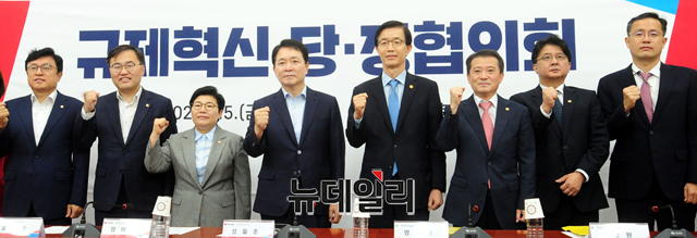 ▲ 성일종 국민의힘 정책위의장, 방문규 국무조정실장 등 참석자들이 지난달 5일 오전 국회에서 열린 규제혁신 당정협의에 참석해 기념촬영을 하고 있다.ⓒ이종현 기자