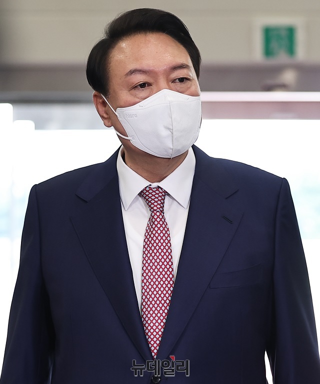 ▲ 윤석열 대통령이 지난 26일 서울 용산 대통령실 출근길에 취재진의 질문에 답하고 있다.ⓒ대통령실