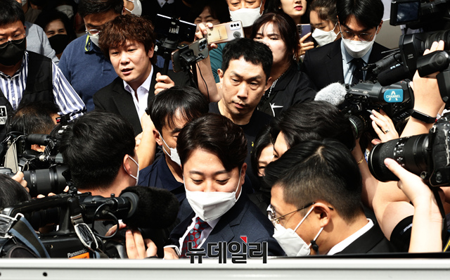 ▲ 이준석 전 국민의힘 대표가 28일 서울 양천구 서울남부지방법원에서 열린 국민의힘 당헌 효력 정지 가처분 심문을 마치고 떠나고 있다. ⓒ이종현 기자