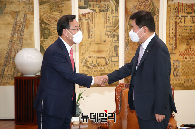 ▲ 김진표 국회의장이 21일 국회 의장실을 예방한 주호영 국민의힘 신임 원내대표와 인사를 나누고 있다.ⓒ이종현 기자(공동취재사진)