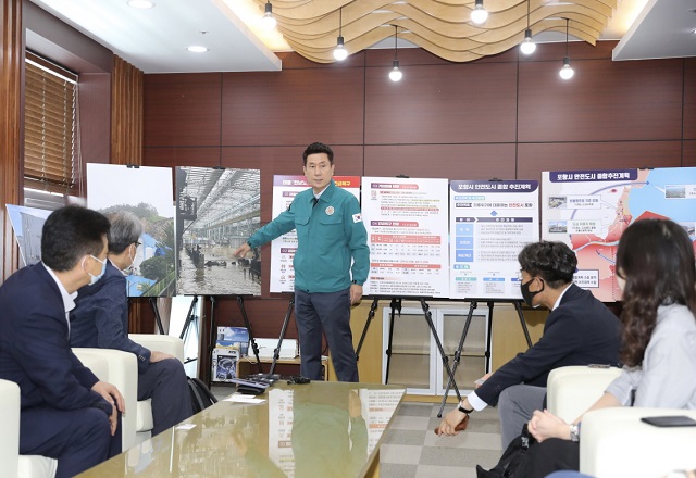 ▲ 이강덕 포항시장이 정부 합동실사단에게 산업위기 선제대응지역 조속한 지정을 건의하고 있다.ⓒ포항시