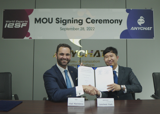 ▲ 박준철 애니챗 박준철 총괄부사장(오른쪽)과 블라드 마리네스쿠 국제이스포츠연맹 회장이 28일 이스포츠 산업 발전 업무협약을 체결한 뒤 기념촬영 하고 있다. ⓒ애니챗