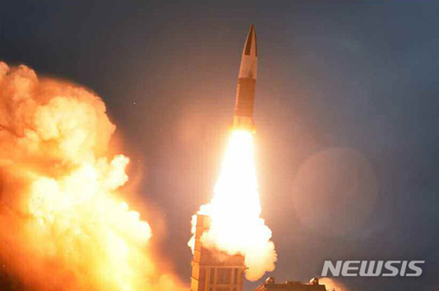 ▲ 북한이 과거 신형전술유도무기 시험발사를 했을 때 모습. ⓒ뉴시스. 무단전재 및 재배포 금지.