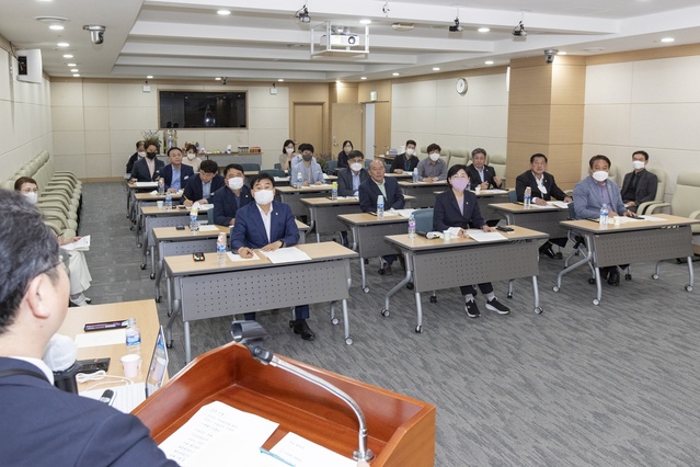 ▲ 경상북도의회 예산결산특별위원회(위원장 이선희)는 26~27일 현지 확인 일정을 마치자마자 곧바로 28일 의회 다목적실에서 예결위 위원들을 대상으로 맞춤형 예산·결산 심사 교육을 실시했다.ⓒ경북도의회