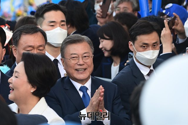 ▲ 임기를 마친 문재인 대통령이 김정숙 여사와 함께 지난 5월9일 오후 청와대에서 나와 기다리던 지지자들과 악수를 나누고 있다.ⓒ정상윤 기자