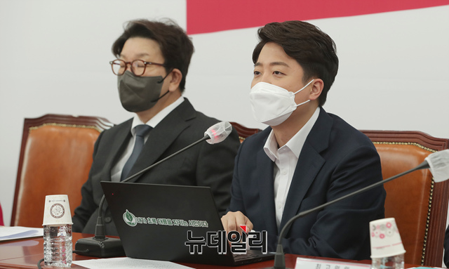 ▲ 권성동 전 국민의힘 원내대표(왼쪽)와 이준석 전 국민의힘 대표 ⓒ이종현 기자