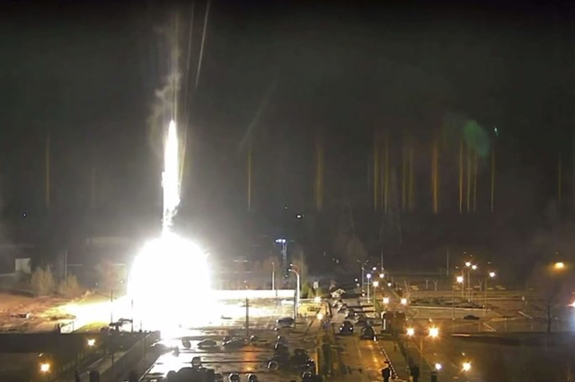 ▲ 지난 3월 초순 러시아군이 우크라이나 자포리자 원전에 포격을 퍼붓는 모습. 다행히 방사능 유출사고는 없었던 것으로 전해졌다. ⓒ우크라이나 정보기관 전략통신정보보안센터 텔레그램 공개사진 캡쳐.