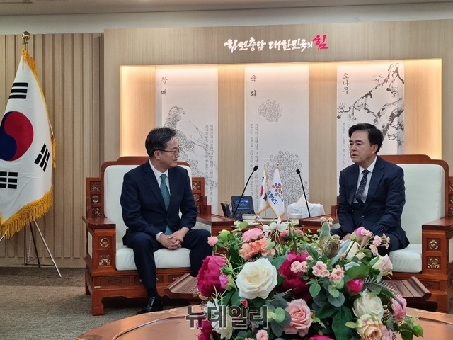 ▲ 김태흠 충남도지사(왼쪽)과 김동연 경기도지사가 29일 오전 충남도청에서 베이밸리 메가시티 상행 협약식을 갖기에 앞서 환담을 하고 있다.ⓒ김정원 기자