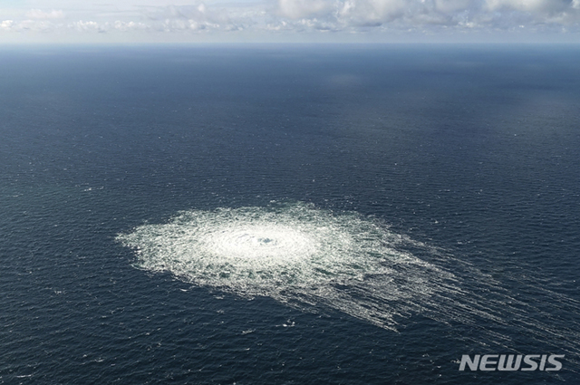 ▲ 러시아에서 독일로 이어지는 두 개의 천연가스관 노르트스트림 천연가스관이 잇따라 가스 유출사고가 발생한 후 덴마크 보른홀름섬 상공에서 본 가스 누출 모습. ⓒ뉴시스 AP. 무단전재 및 재배포 금지.