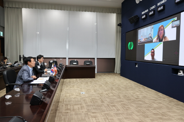 ▲ 한국수력원자력이 미국 에너지솔루션 기업인 커민스와 화상으로 양해각서를 체결하고 있는 모습. ⓒ한수원