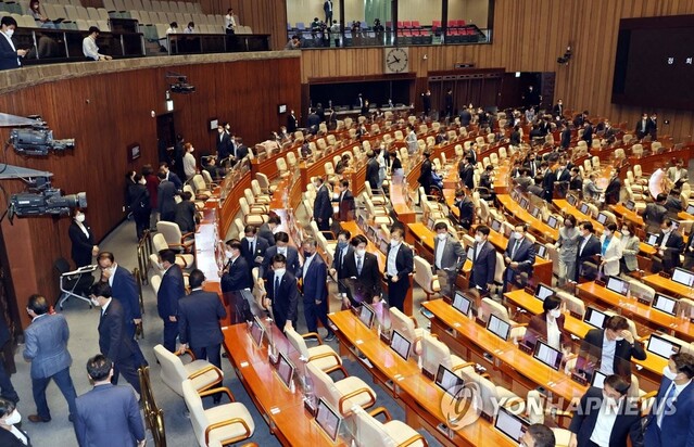 ▲ 29일 오전 국회에서 열린 본회의에서 김진표 국회의장의 정회 선포에 의원들이 회의장을 나서고 있다.ⓒ연합뉴스