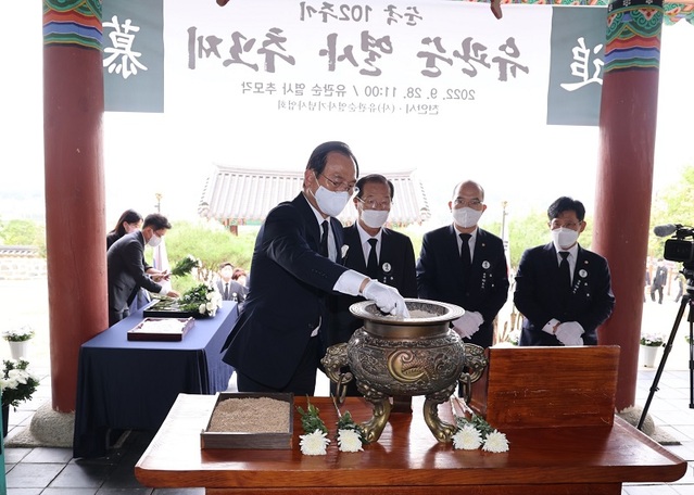 ▲ 박상돈 천안시장이 지난 28일 열린 유관순 열사의 순국 102주기 추모제에서 분향을 하고 있다.ⓒ천안시