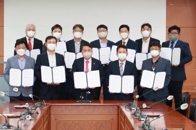 ▲ 충북도가 29일 도내 14개 대기오염물질 다량 배출사업장과 탄소중립 실현을 위한 ‘자발적 온실가스·미세먼지 감축’ 협약을 가졌다.ⓒ충북도