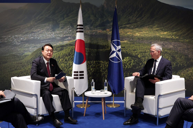 ▲ 지난 6월 말 나토정상회의 참석을 계기로 윤석열 대통령이 옌스 스톨텐베르그 나토 사무총장과 회담을 가졌다. ⓒ뉴시스. 무단전재 및 재배포 금지.