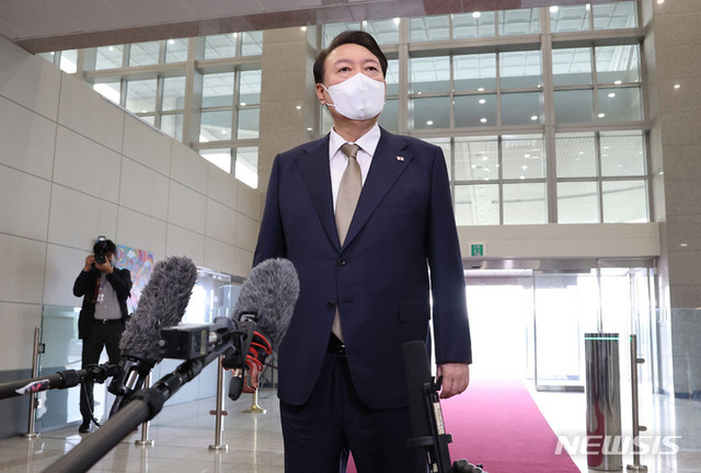 ▲ 윤석열 대통령이 29일 서울 용산 대통령실 청사로 출근하며 취재진 질문에 답하고 있다. ⓒ뉴시스