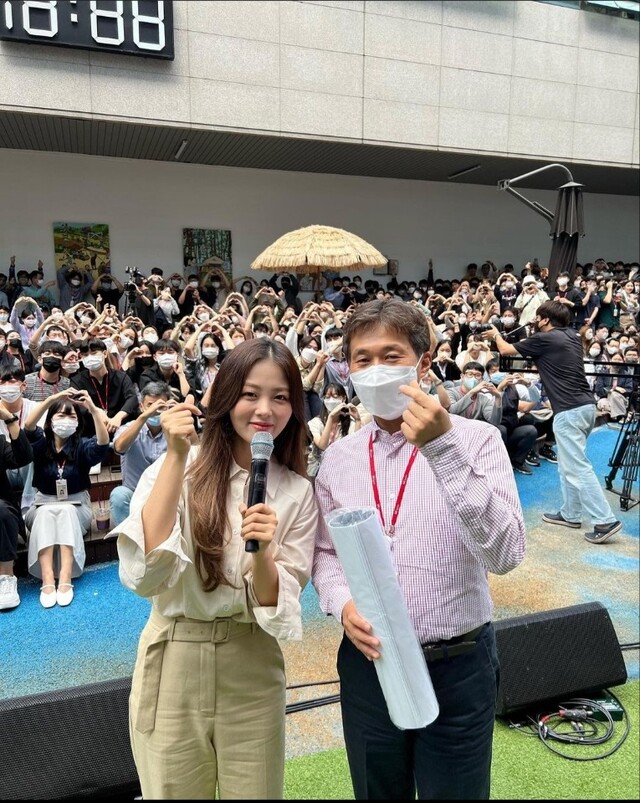 ▲ 29일 SK하이닉스 이천사업장에서 열린 콘서트에 참여한 가수 HYNN과 곽노정 사장.ⓒHYNN 인스타그램