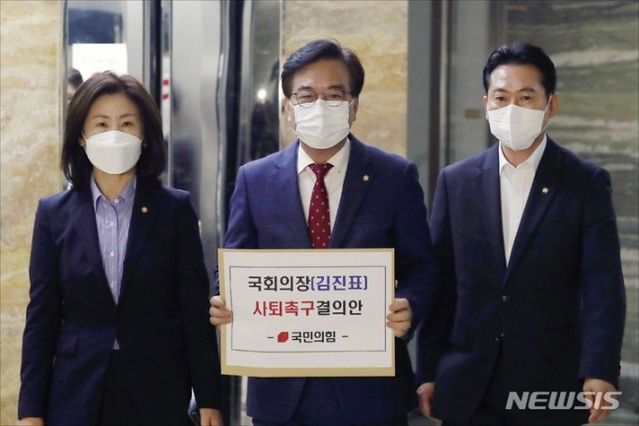 ▲ 송언석 국민의힘 원내수석부대표, 김미애, 장동혁 원내대변인이 30일 오전 서울 여의도 국회 의안과에 김진표 국회의장 사퇴 촉구 결의안을 제출하기 위해 이동하고 있다.ⓒ뉴시스